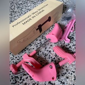 Shoe stretchers for heeled pumps/boots